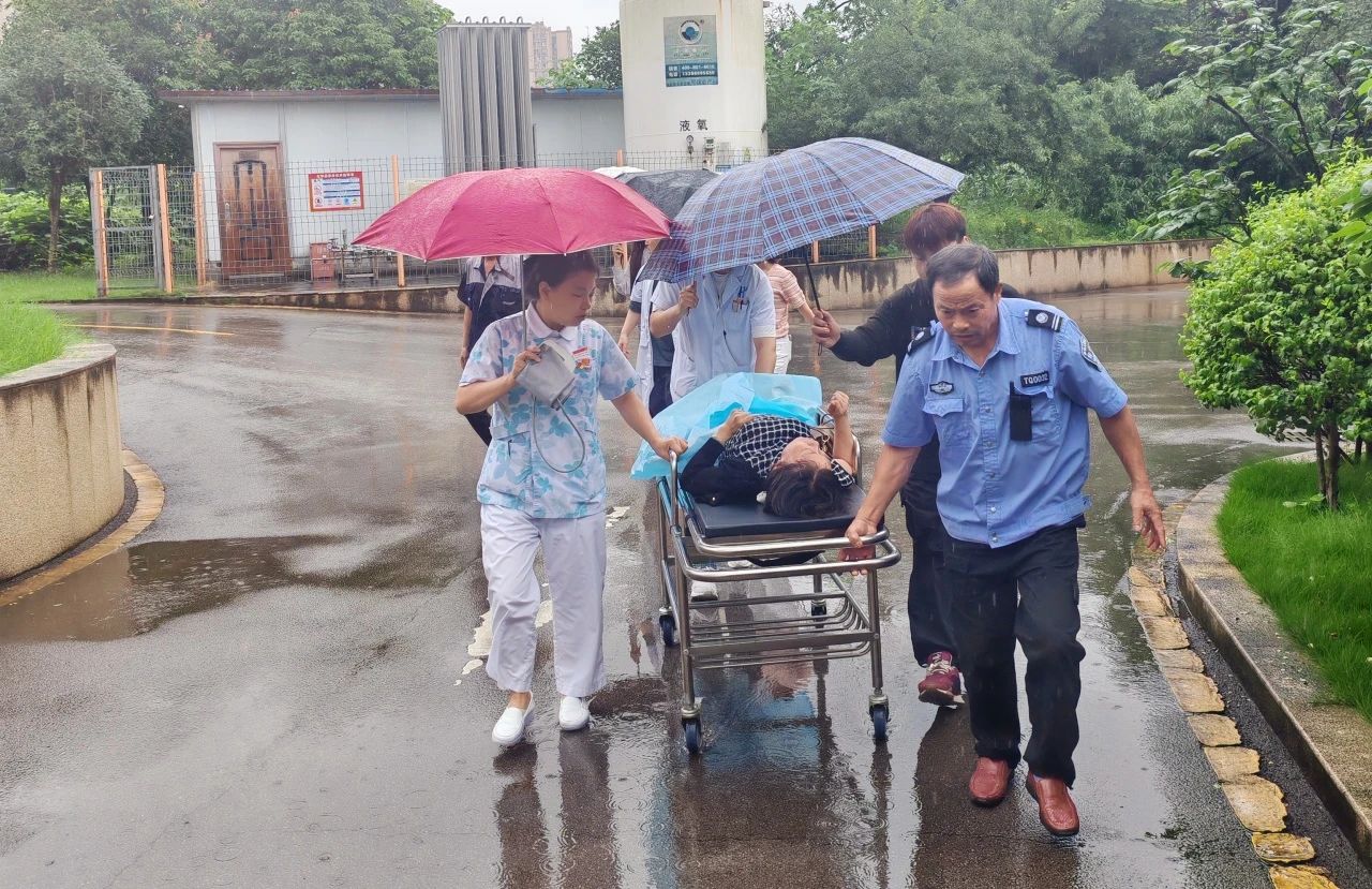 【緊急】患者家屬在醫(yī)院餐廳突發(fā)暈厥，醫(yī)護人員合力急救